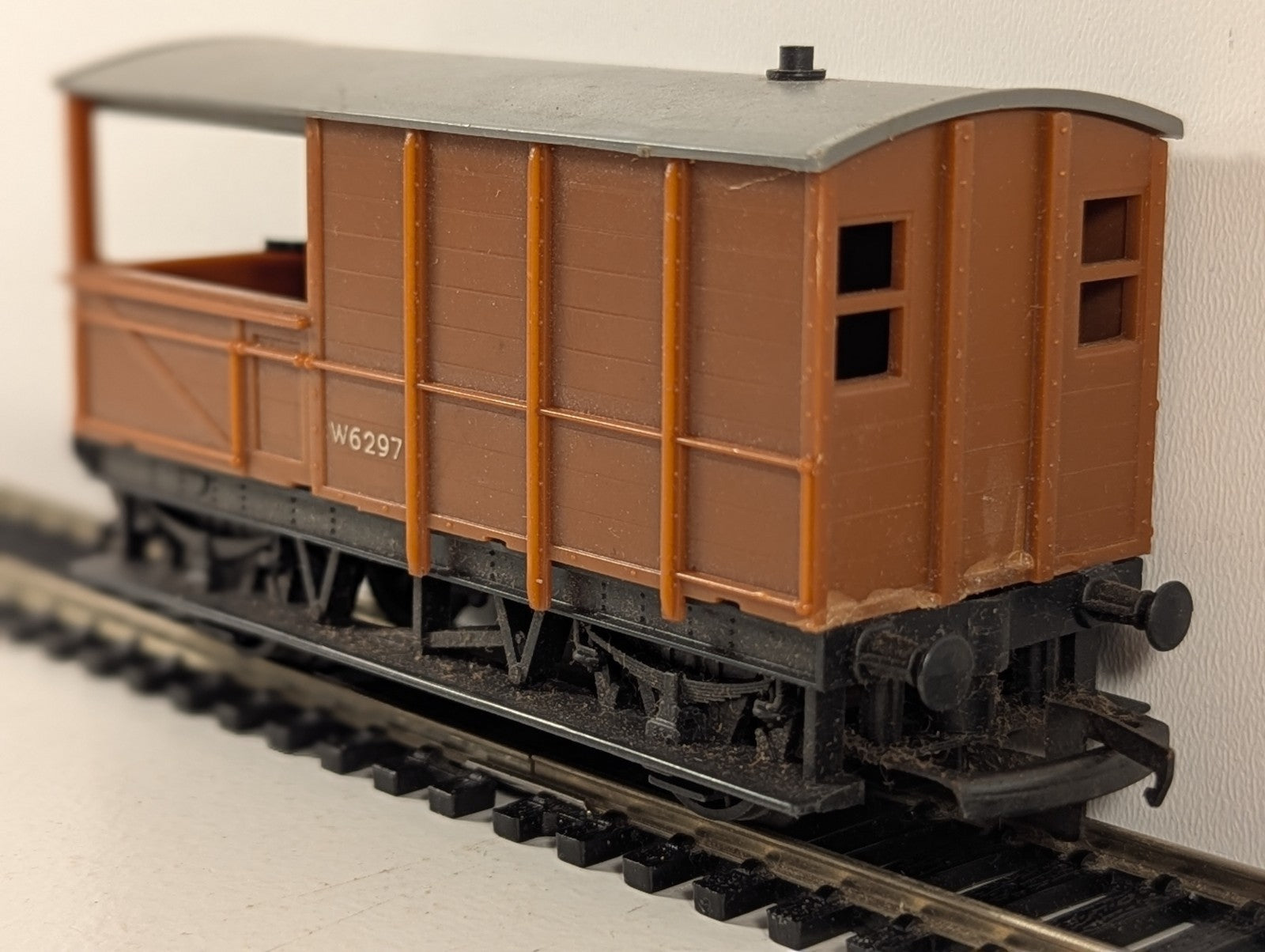 Tri-ang R124 OO Gauge BR Toad Brake Van Brown