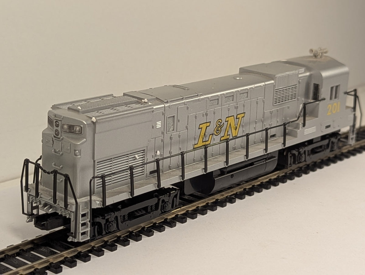 Pemco 3302-013 HO Scale Alco C430 L&M Silver – Missing Coupling