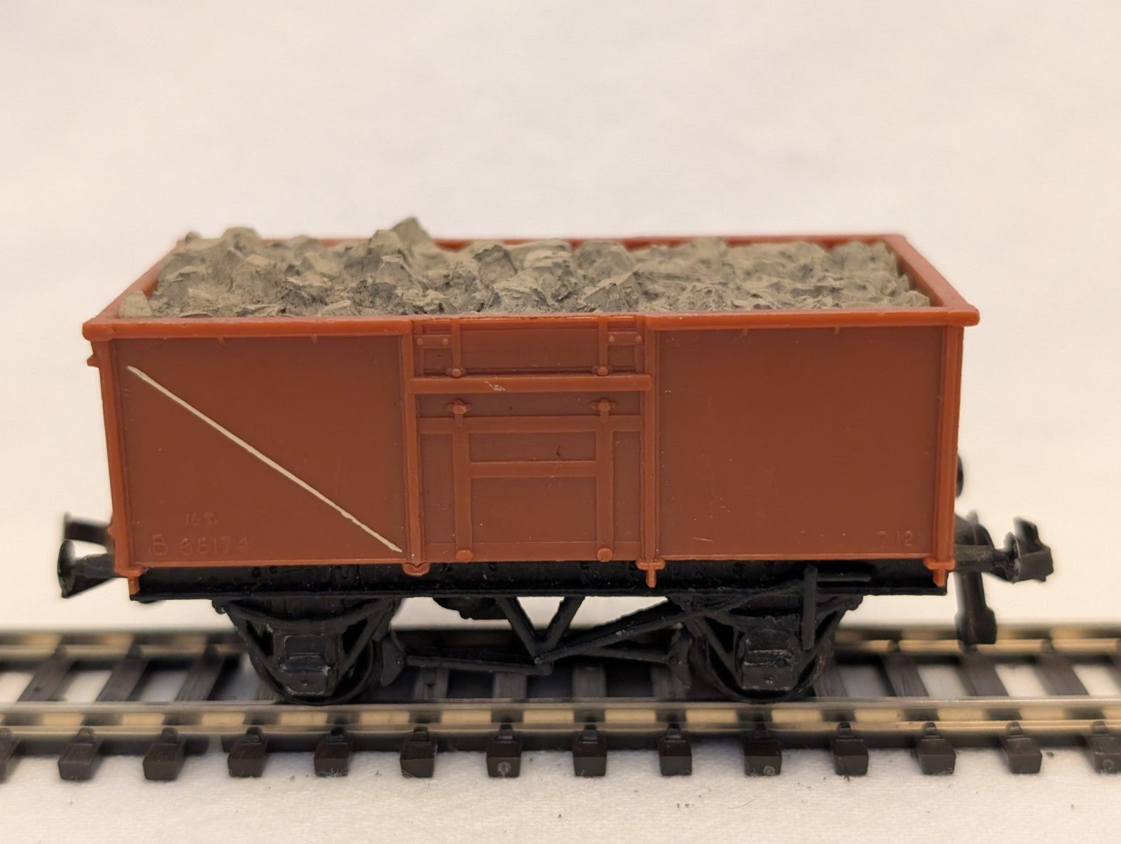 Trix OO Gauge 16-Ton Mineral Wagon Goods Wagon B68174 BR Bauxite