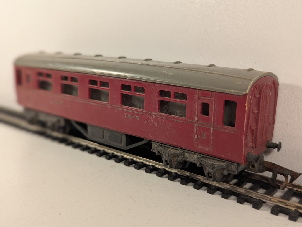 Tri-ang R20 OO Gauge LMS First Class Coach Maroon