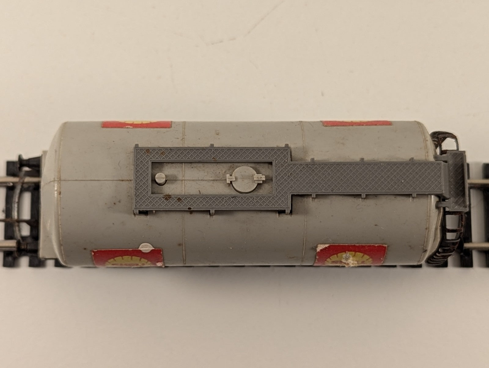 Hornby R020 OO Gauge Shell Tanker Wagon