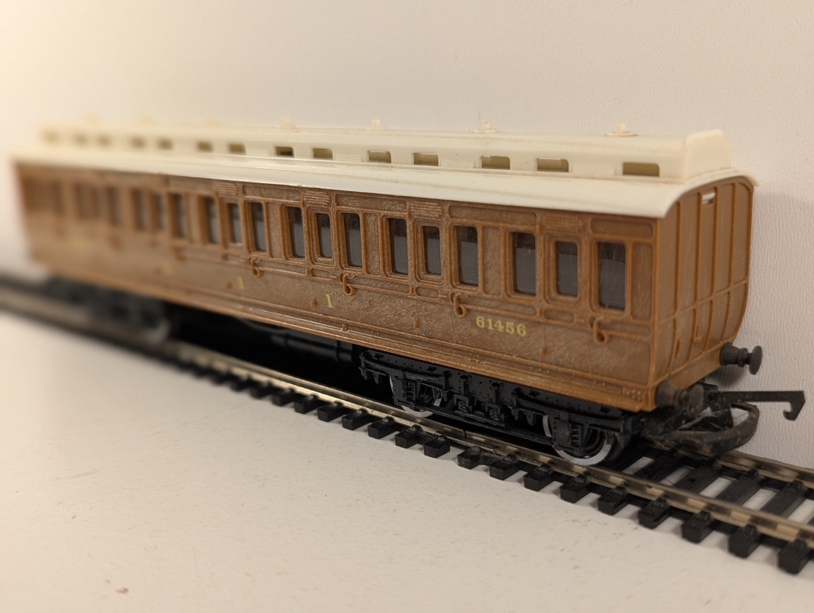 Hornby R332 OO Gauge First Class Clerestory Composite Coach