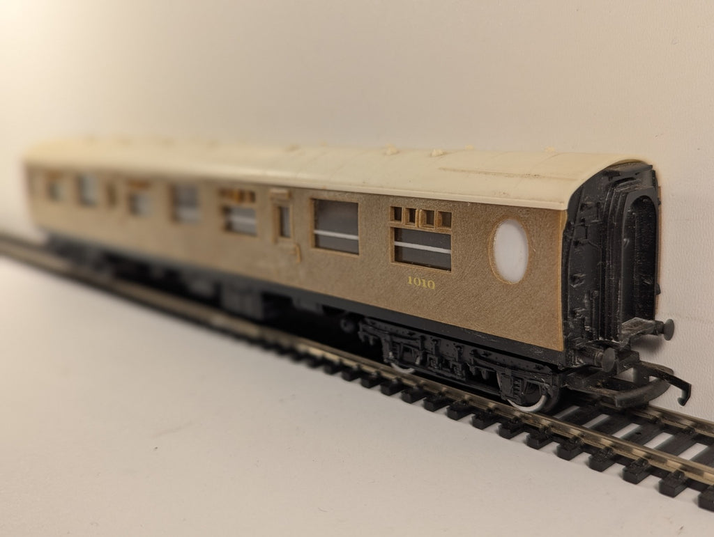 Hornby OO Gauge LNER Gresley Buffet Coach Passenger Coach 1010 LNER Teak R4180