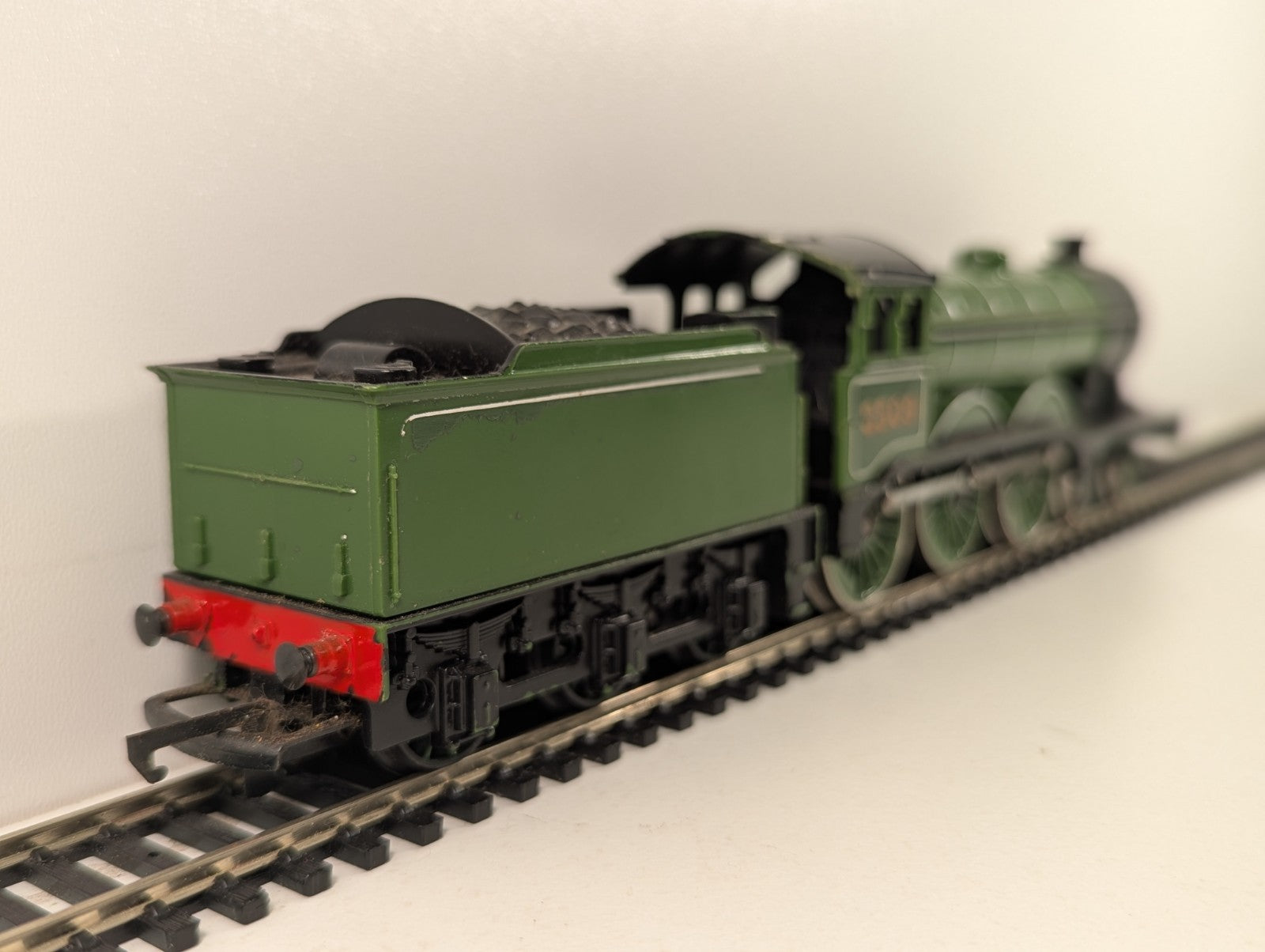Hornby R866 OO Gauge LNER Class B12 4-6-0 Steam Locomotive - Repainted Tender