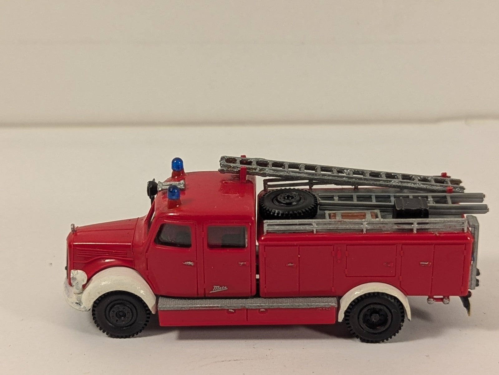 Brekina HO Scale Mercedes-Benz L3500 Metz LF 15 Fire Engine