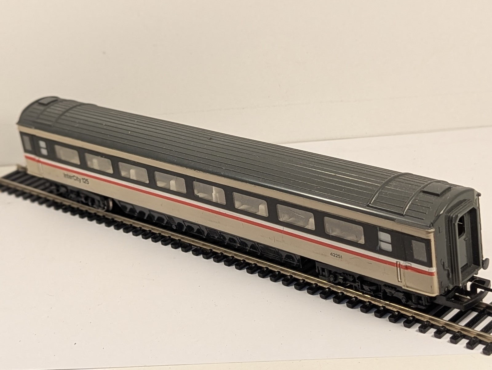 Hornby R439 OO Gauge BR Mk3 Coach TSO 42251 InterCity 125
