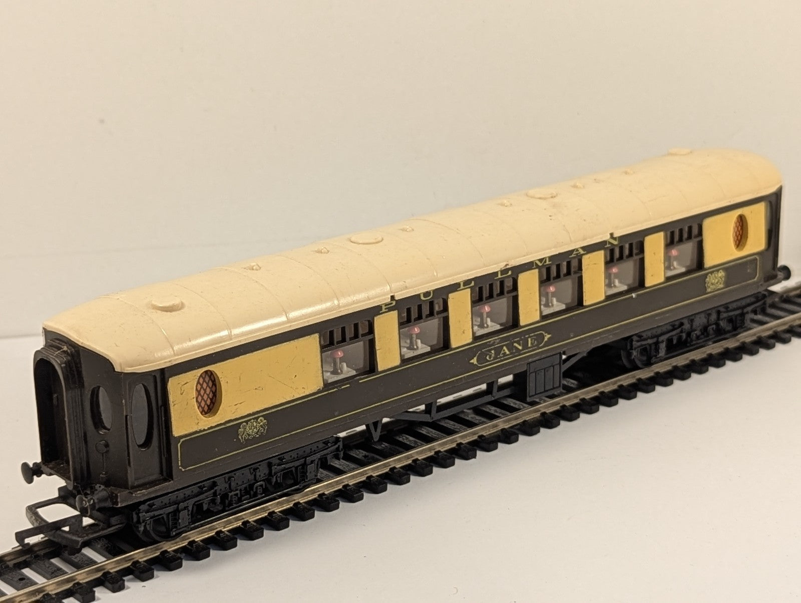 Hornby OO Gauge R223 Pullman Coach Jane