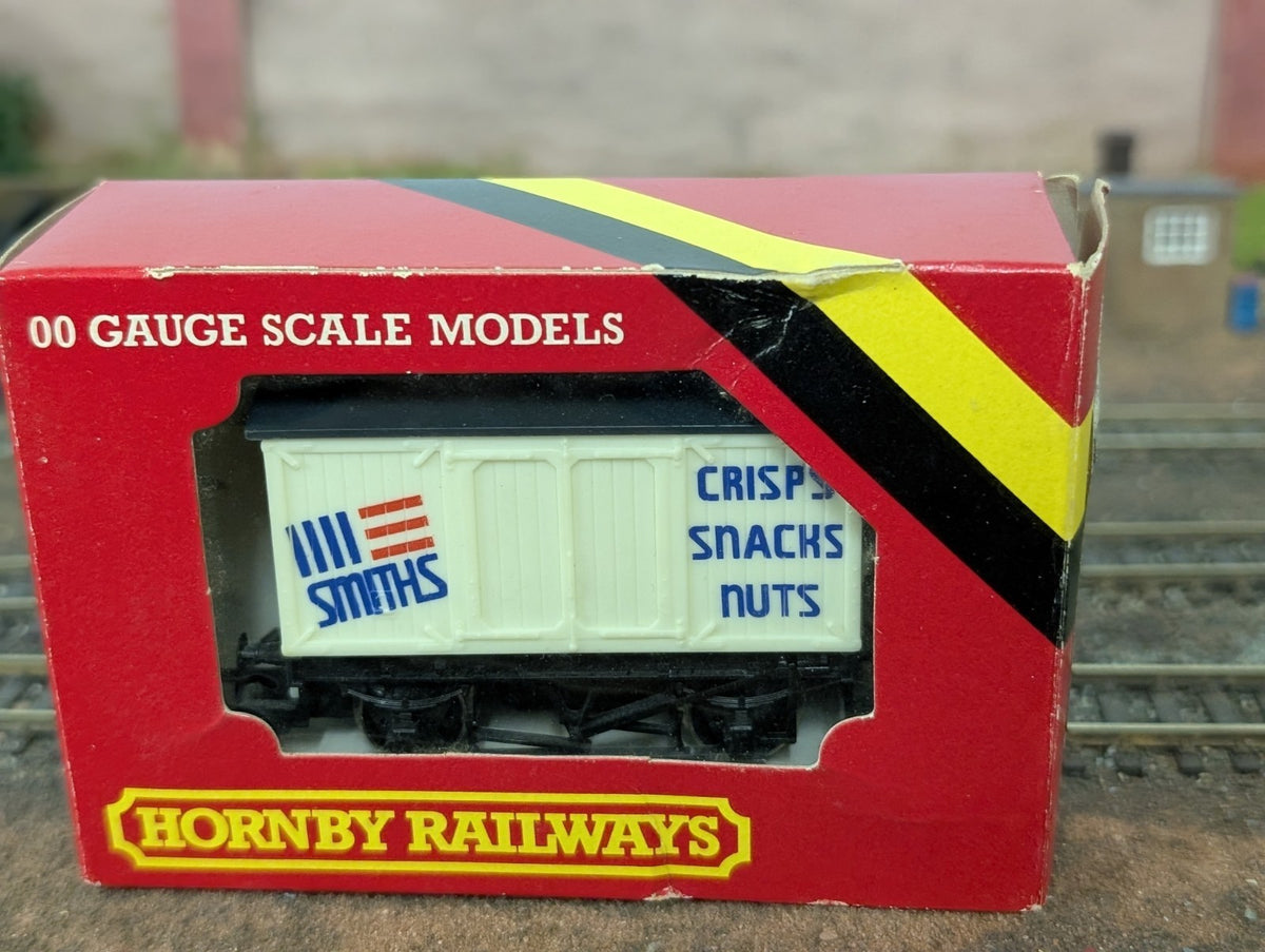 Hornby R135 R.135 Smiths Snacks Closed Van  OO Gauge