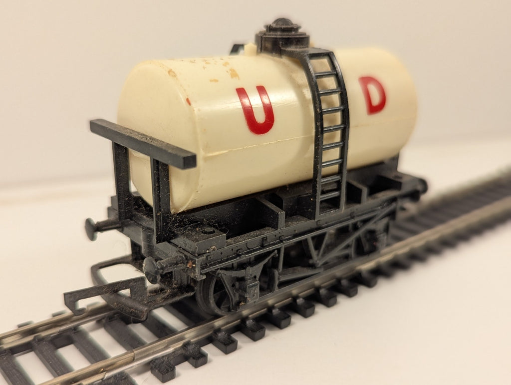Tri-ang Hornby R15 OO Gauge United Dairies (UD) Milk Tanker