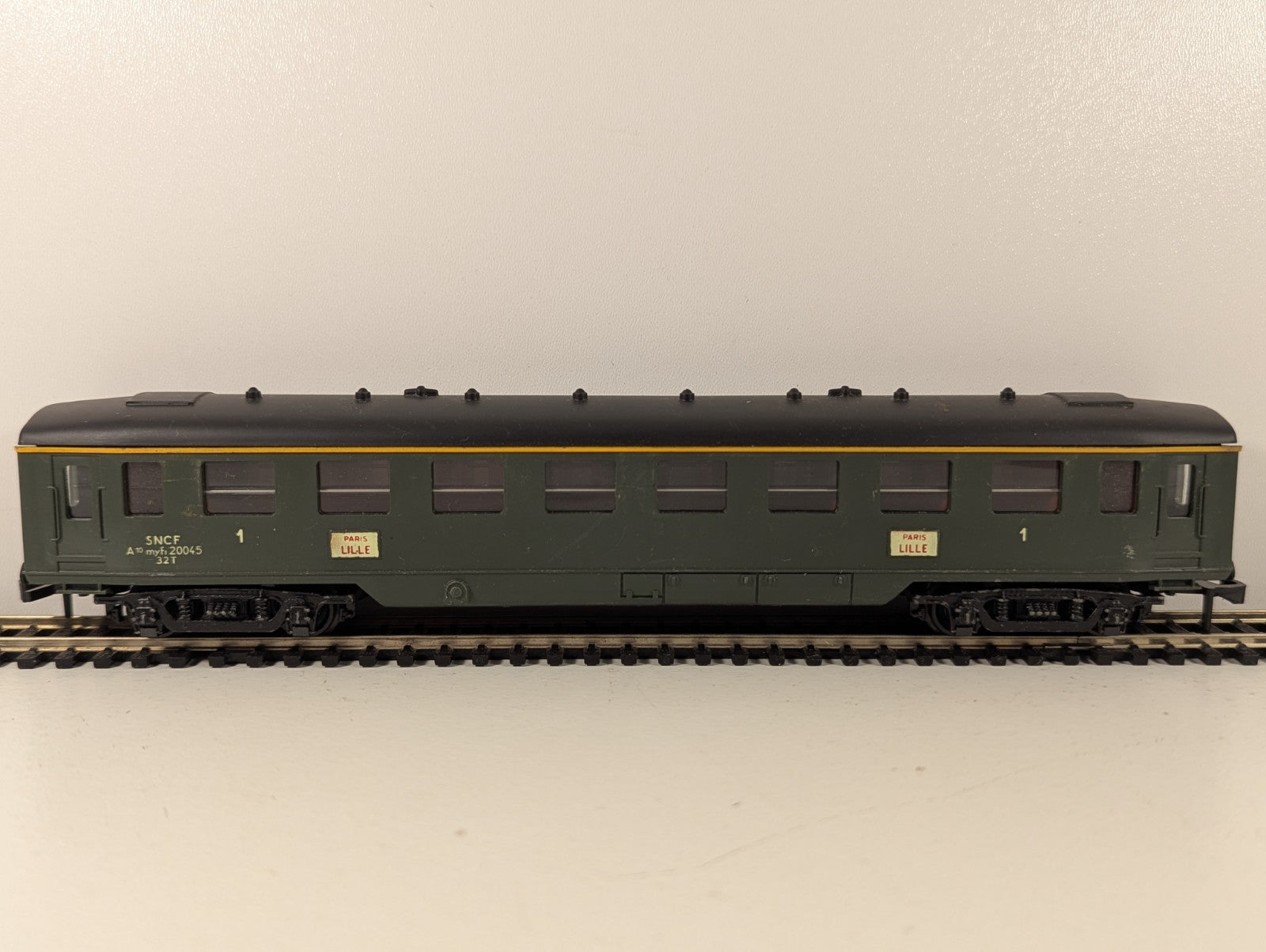 Hornby Acho HO gauge 734 Paris–Lille Green 1st Class Coach