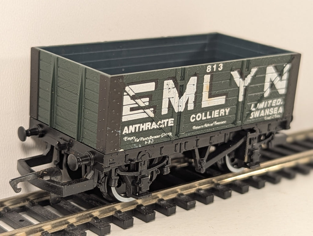 Hornby OO Gauge R118 Emlyn Anthracite 7 Plank Wagon