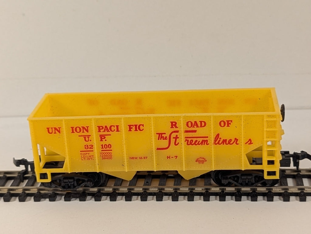 HO Gauge 2-Bay Offset Side Hopper Wagon 32100 Union Pacific Yellow