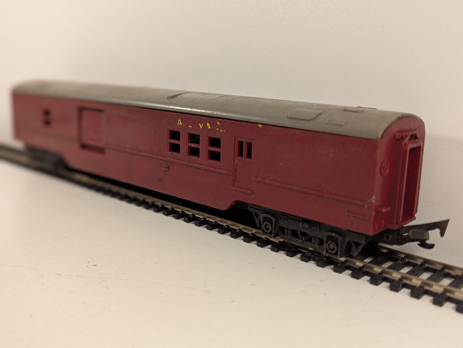 Tri-ang OO Gauge Transcontinental Operating Mail Express Coach (Coupling Bent)