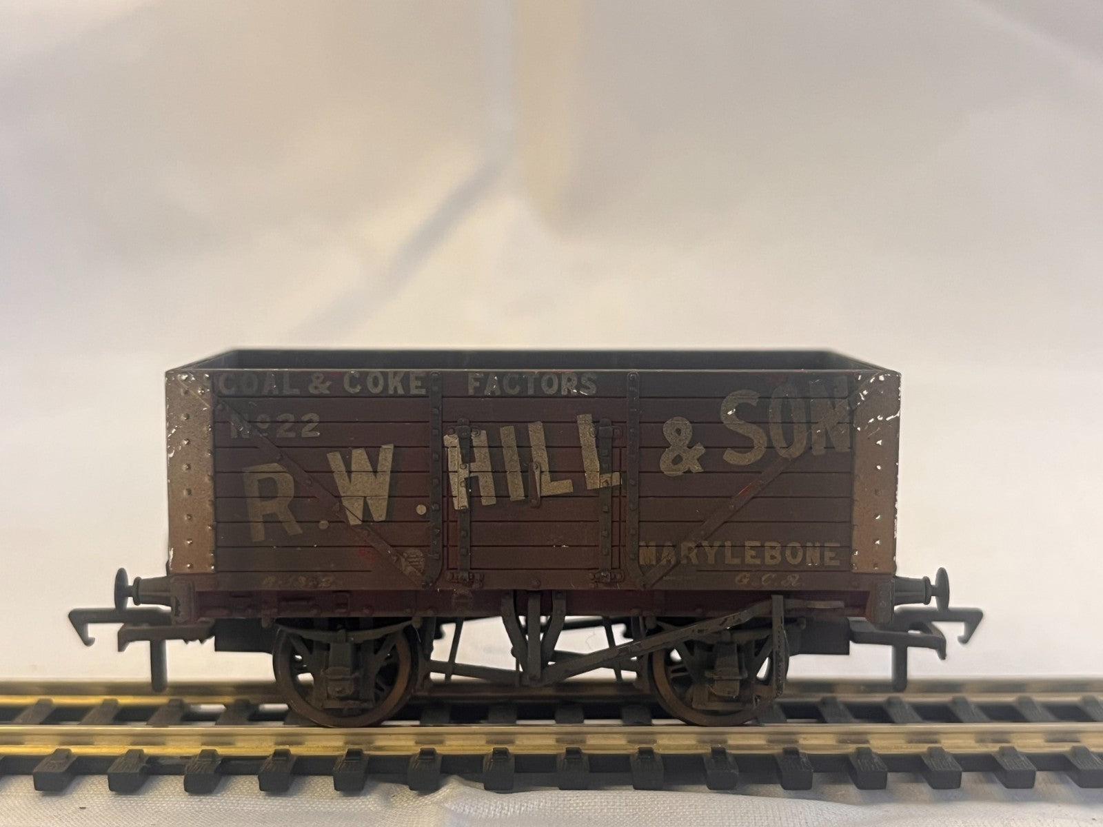 Bachmann Branchline 37-162 OO Gauge R.W. Hill & Son 8 Plank Wagon Weathered