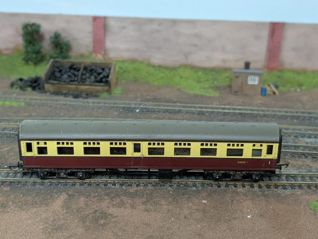 Triang OO R29/221 Maroon & Cream Coach  24010 1st Class