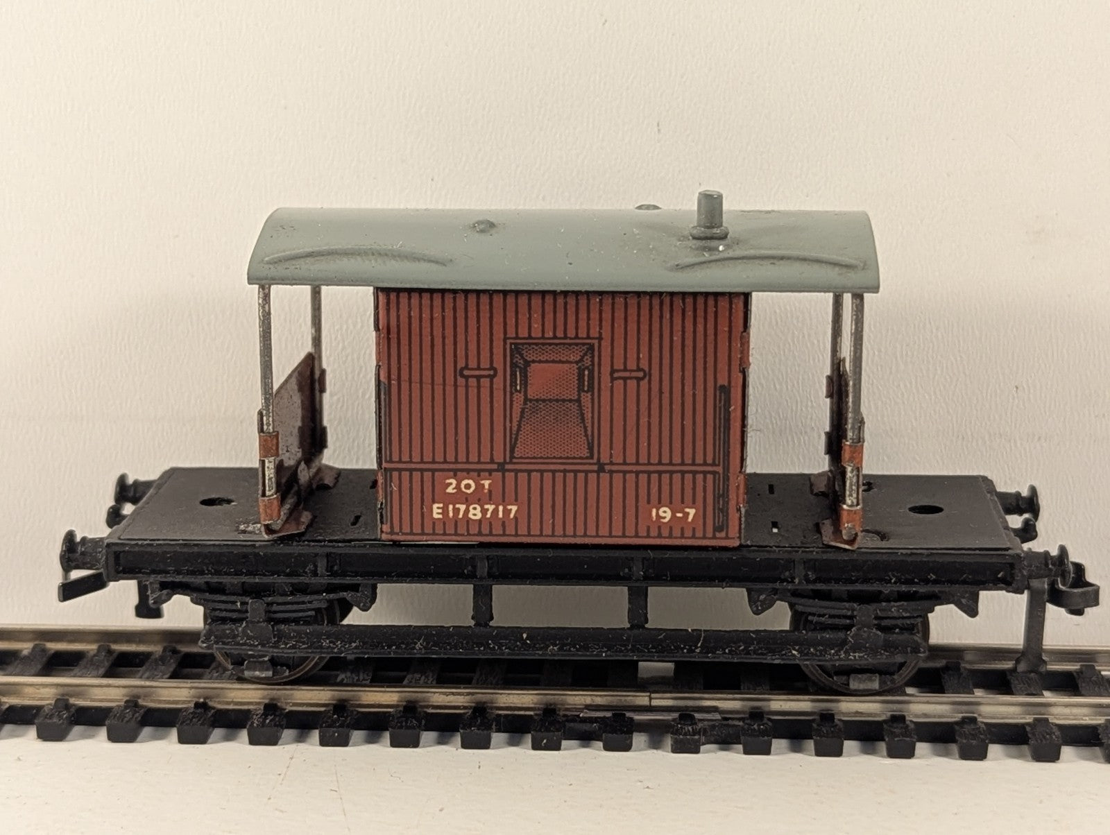 Hornby Dublo OO Gauge BR Standard 20-Ton Brake Van - Wrong Box