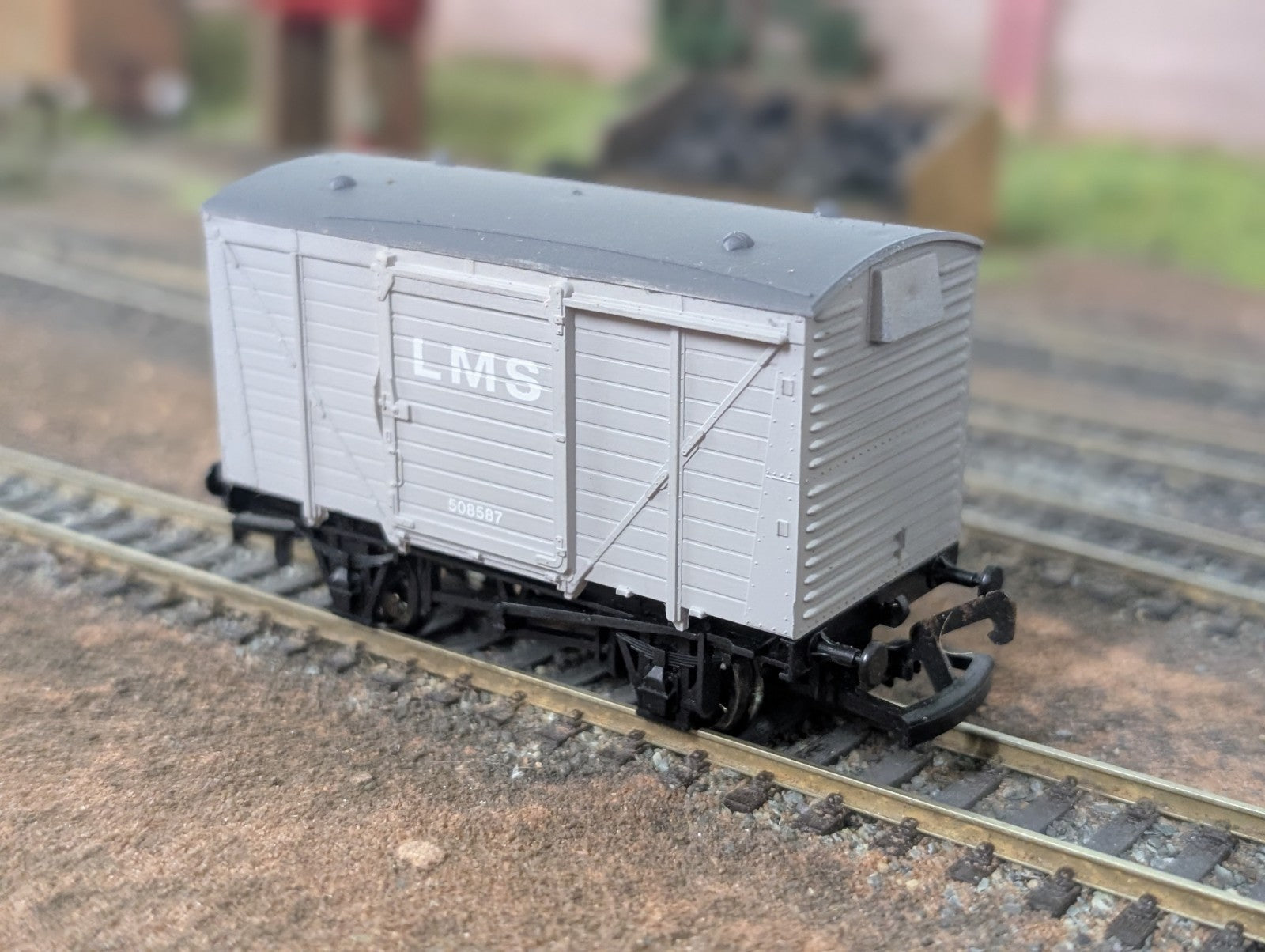 Bachmann Branchline 37-800 12 Ton planked ventilated van in LMS grey