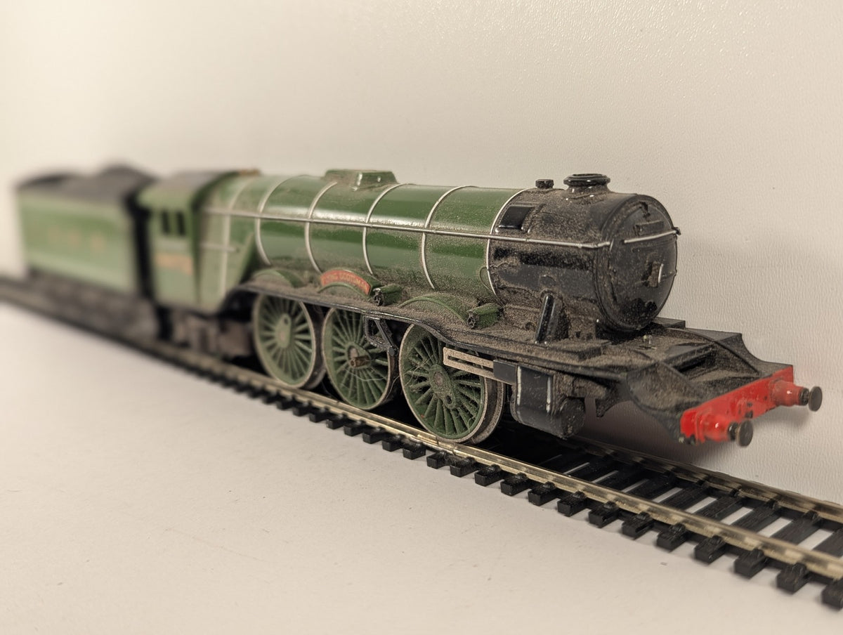 Hornby OO Gauge Flying Scotsman Steam Locomotive 4472 LNER Green Poor Runner