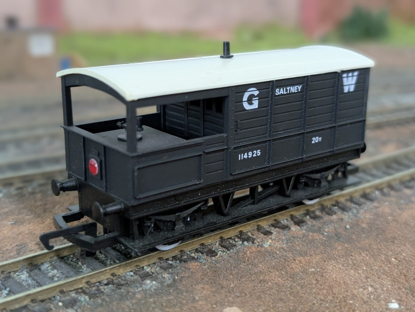 Hornby R714 GWR 20 Ton Brake Van Wagon 114925 Saltney in GW Dark Grey