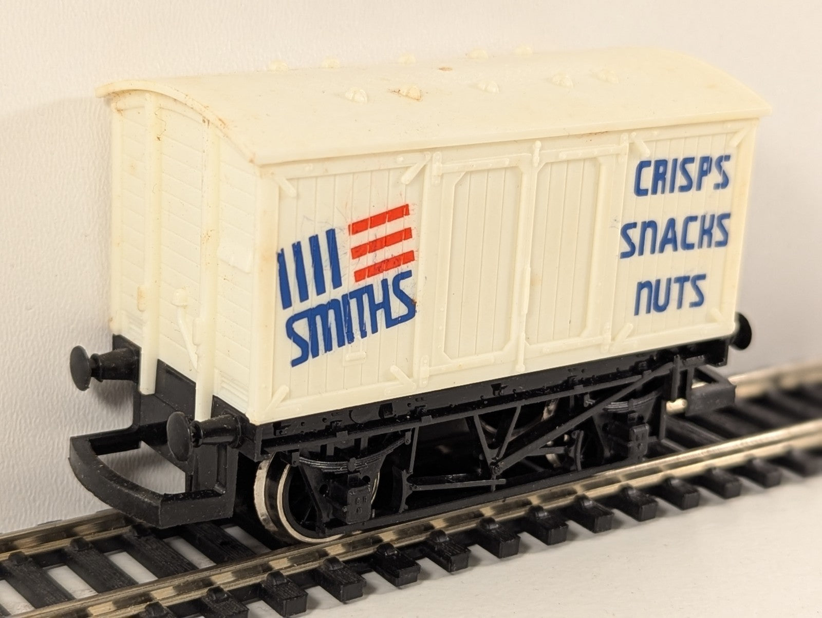 Hornby R135 ‘Smiths Crisps’ Closed Van