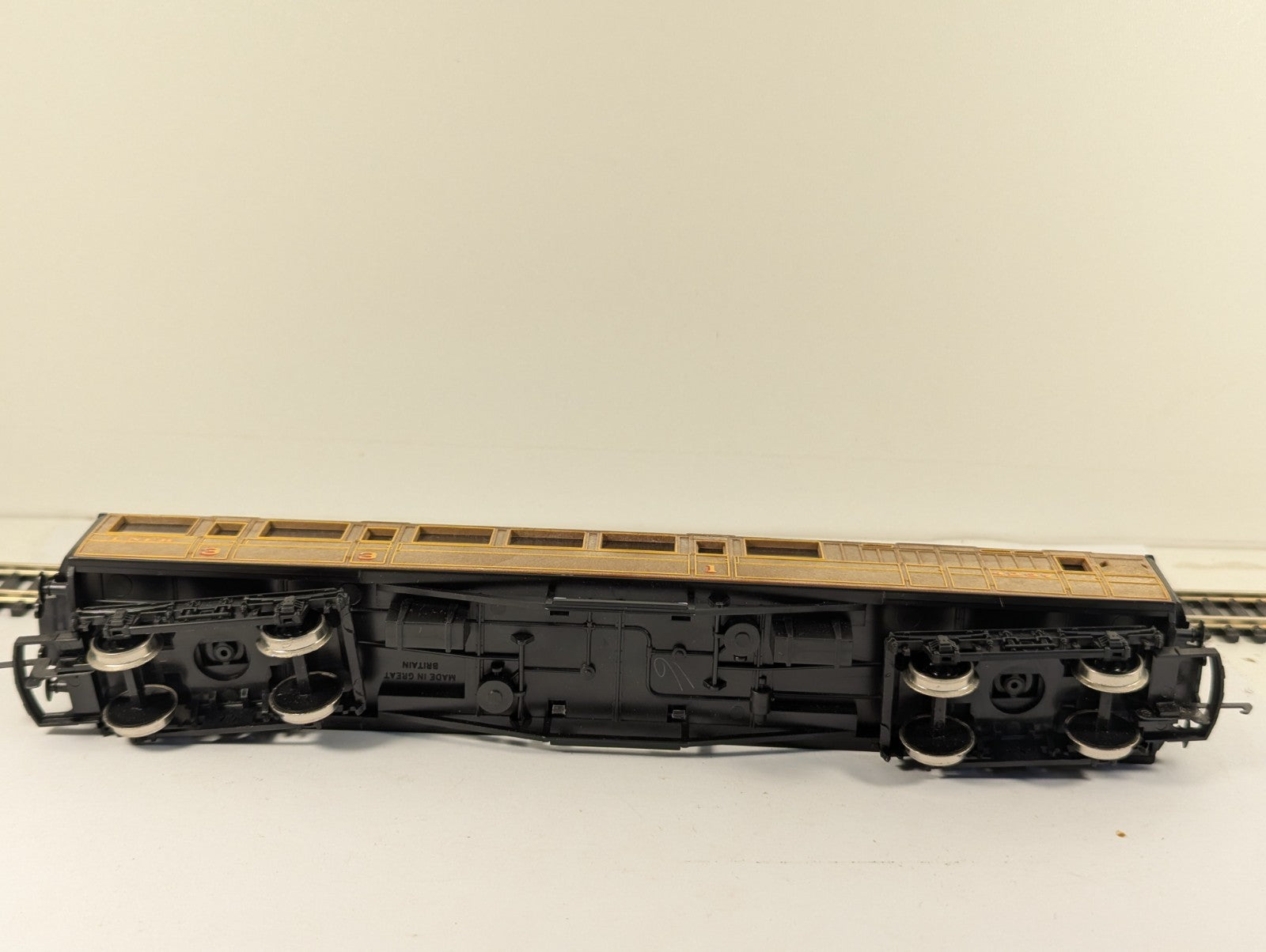 Hornby R435 OO Gauge LNER Corridor Brake Coach Boxed