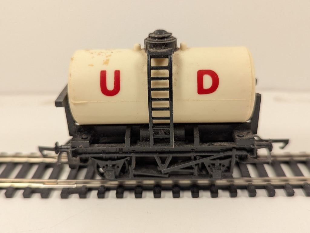 Tri-ang Hornby R15 OO Gauge United Dairies (UD) Milk Tanker