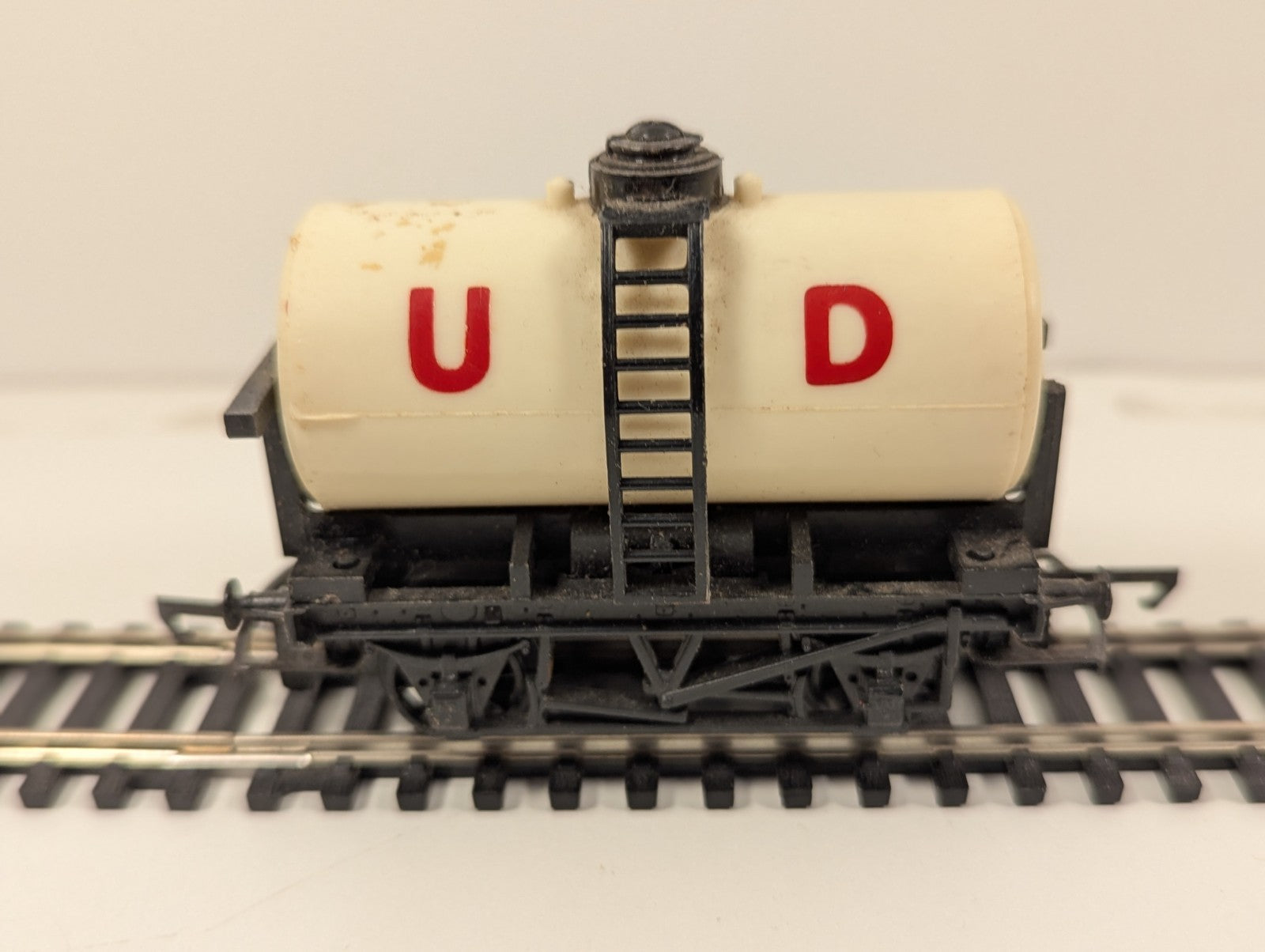 Tri-ang Hornby R15 OO Gauge United Dairies (UD) Milk Tanker