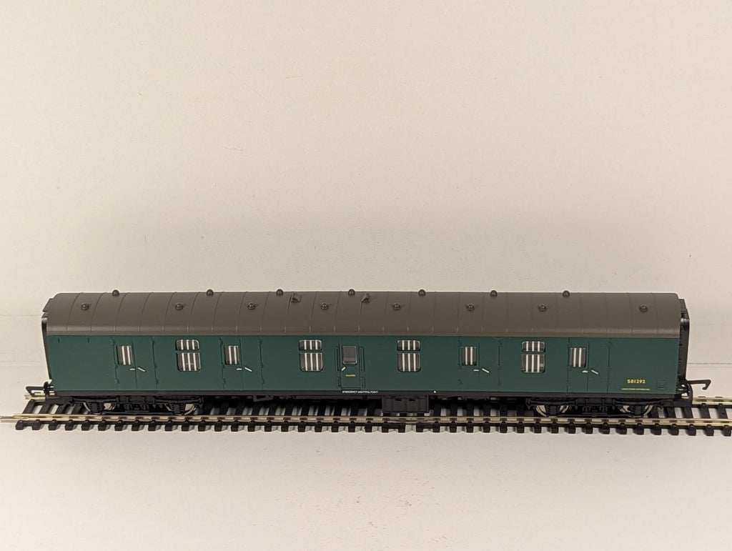 Hornby OO Gauge BR MkI Parcels Coach S81292 BR Southern Region Green R4116A