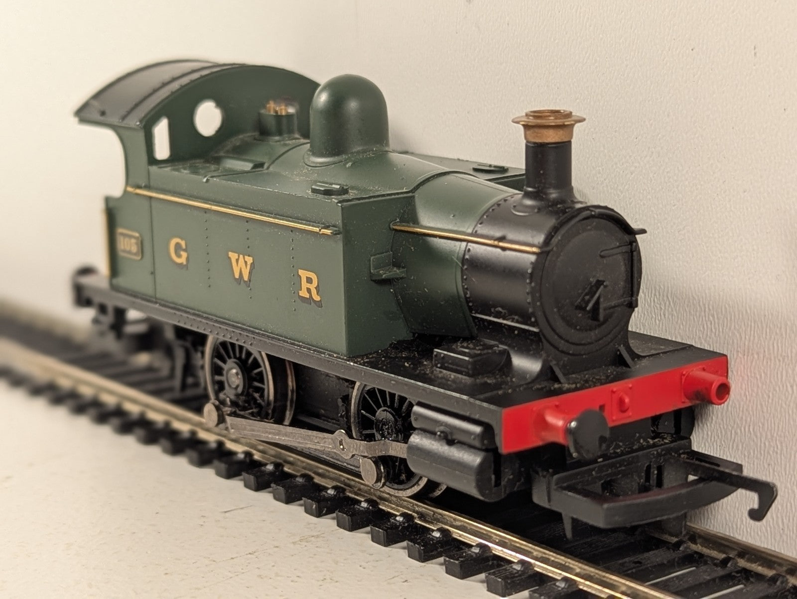 Hornby OO Gauge GWR Holden Class 101 0-4-0T Locomotive 105 GWR Green