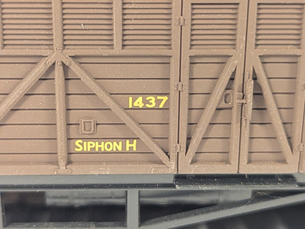 Hornby OO Gauge GWR Siphon H Parcels Van 1437 GWR Brown R024