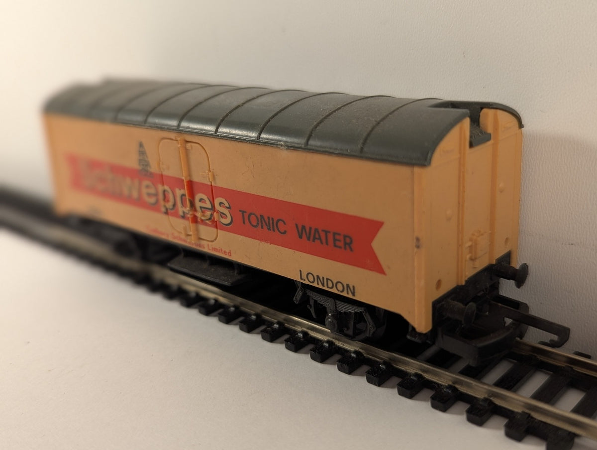 Lima OO Gauge 12 Ton Ventilated Van Goods Wagon 2416 S Schweppes 37-146