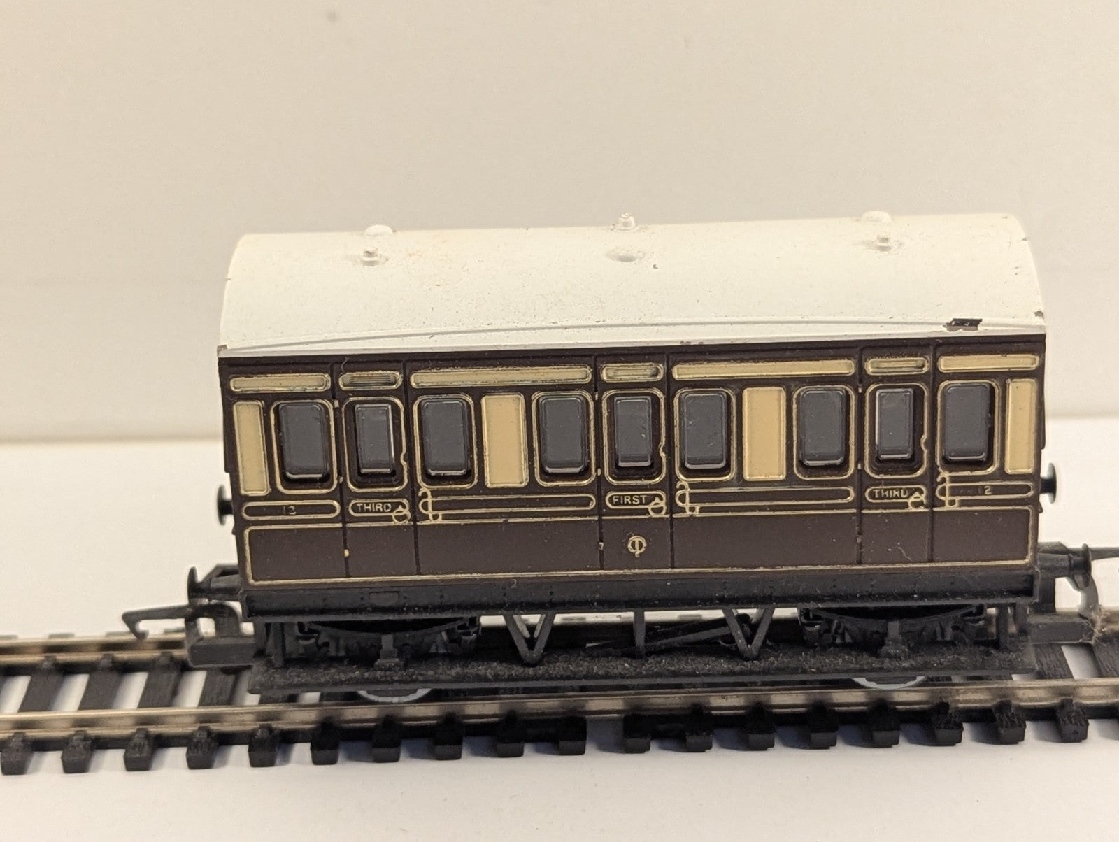 Hornby R446 OO Gauge GWR 4-Wheel Composite Coach