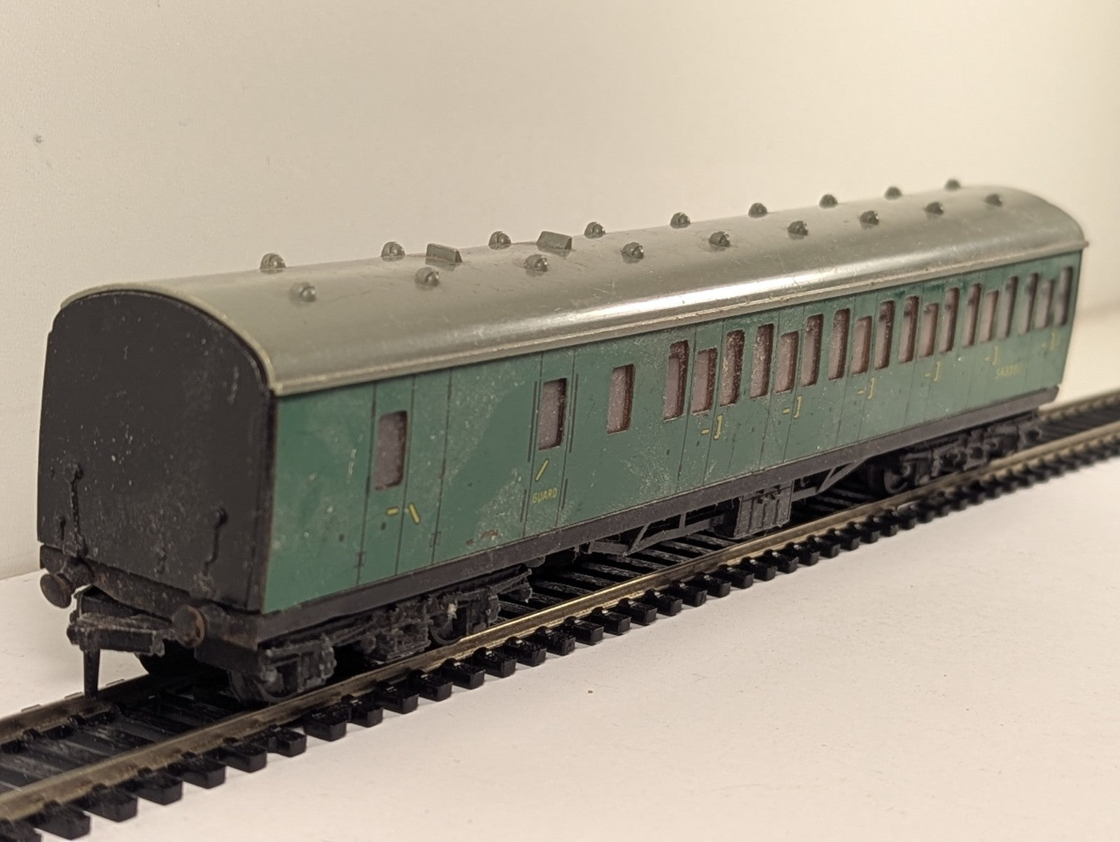 Hornby Dublo 4081 BR Green Suburban Composite Brake Coach OO Gauge - Damaged