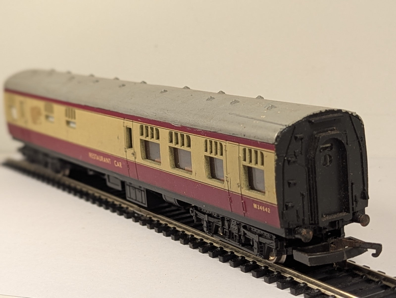 Lima OO Gauge BR Mk1 Restaurant Car Passenger Coach M34642 BR Crimson