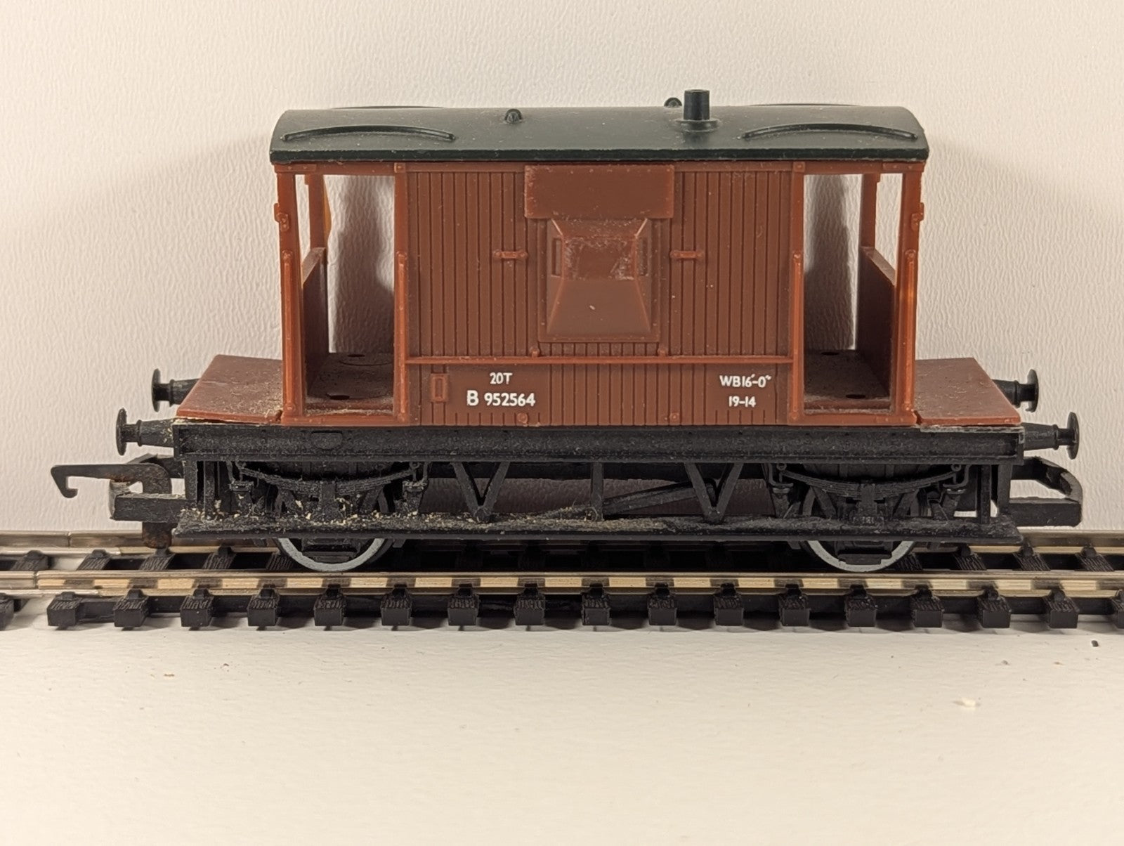 Hornby R1030 used BR Standard 20Ton Brake Van B808733 Brown Unboxed 00 Gauge