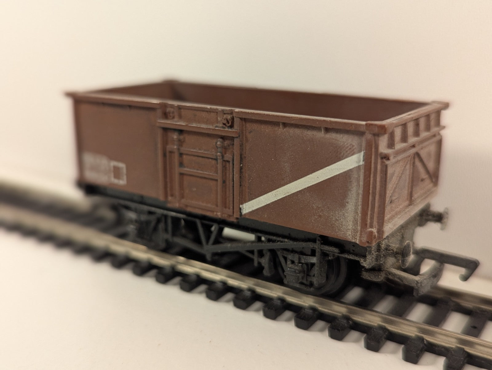 Mainline Railways 37-144 16-Ton Steel Mineral Wagon B566728 – OO Gauge