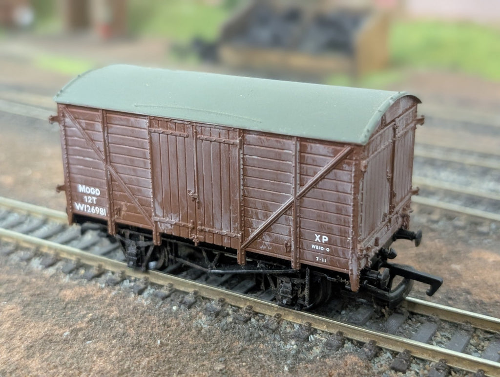 Bachmann 37-700 Bachmann OO Gauge 12 Ton MOGO Van BR Bauxite W126981 Weathered