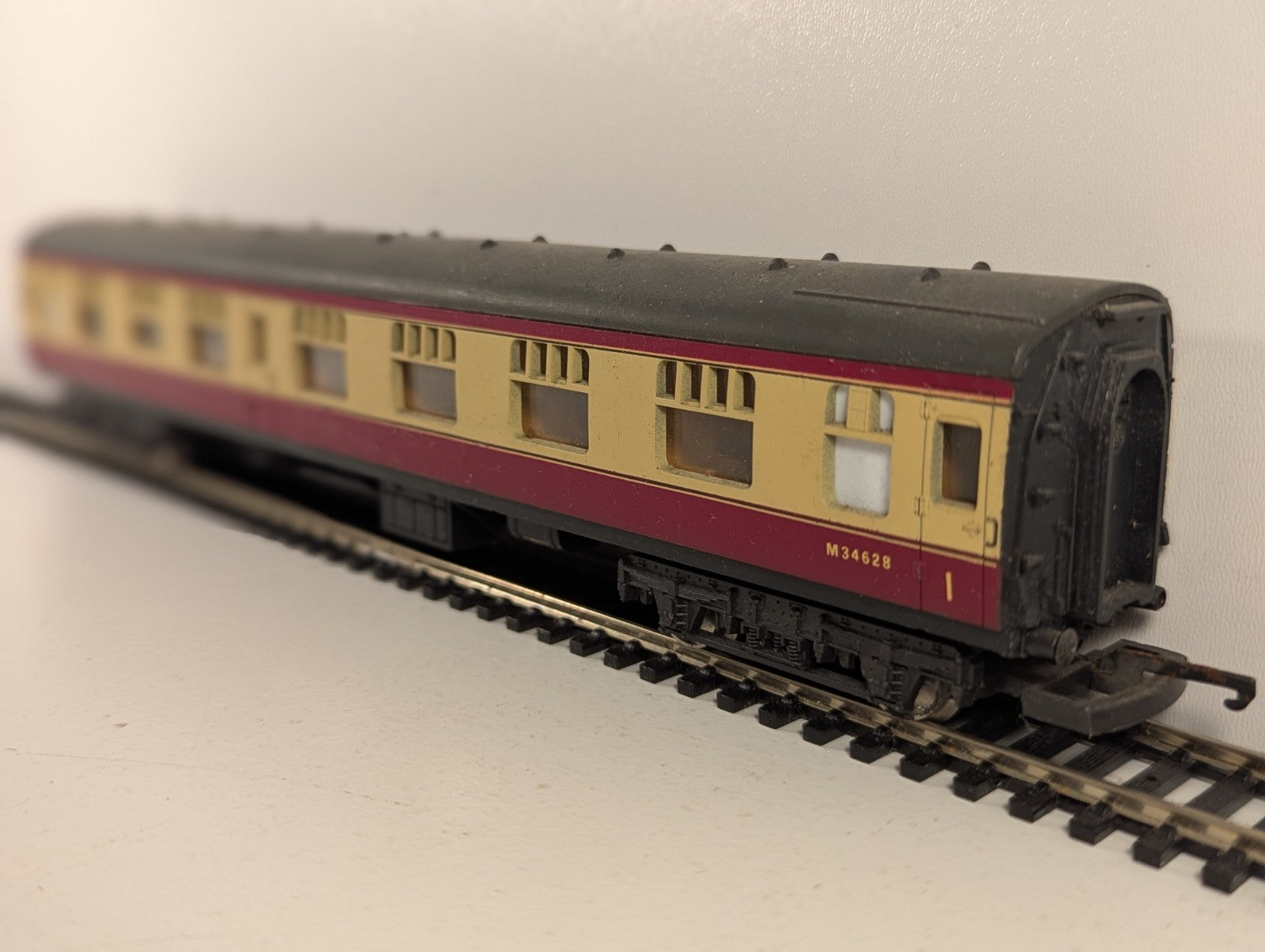 Lima OO Gauge BR Mk1 Corridor First Passenger Coach M34628 BR Crimson