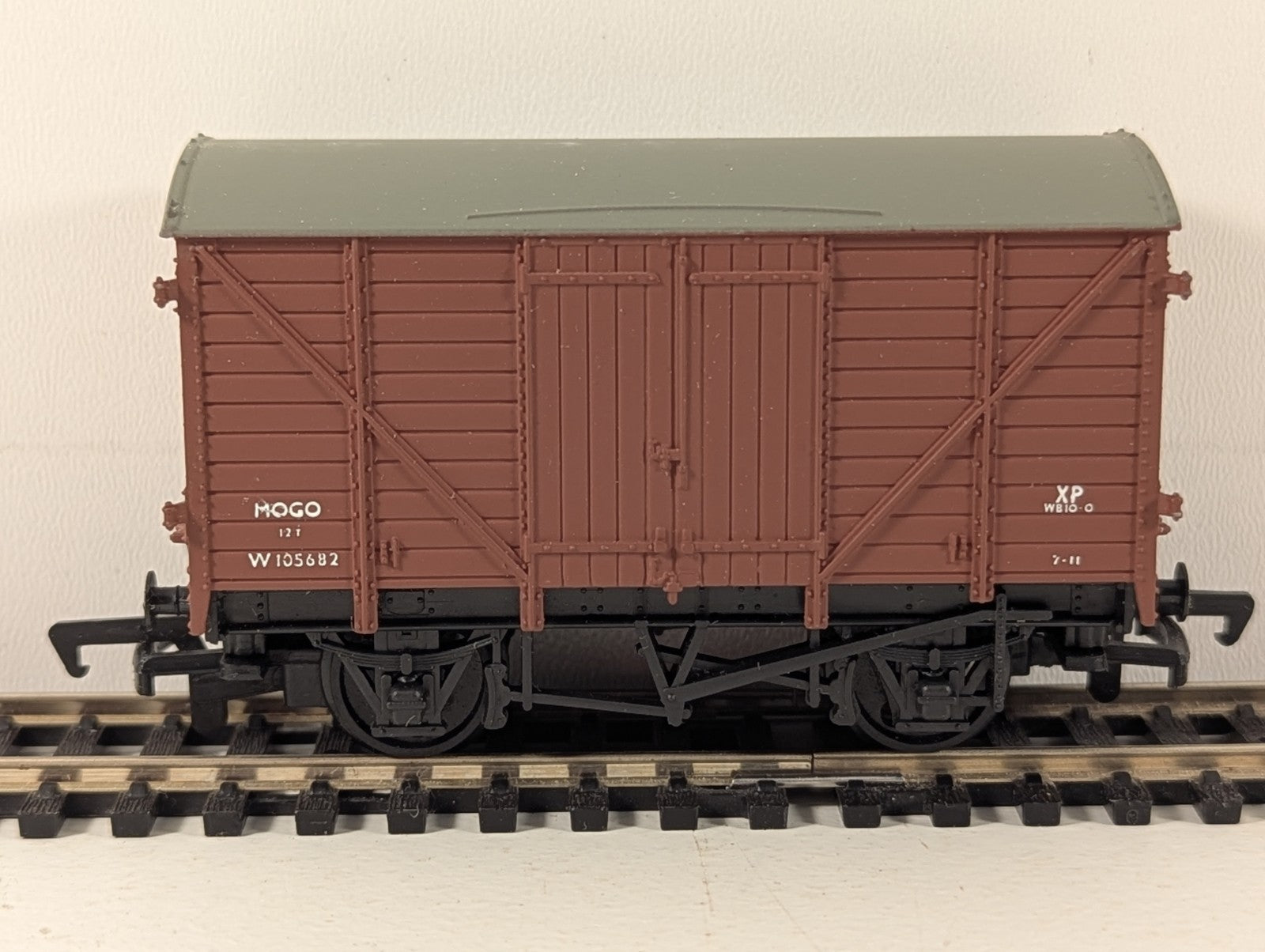 Mainline Railways 37-412 OO Gauge BR Bauxite 12T Mogo Van - Boxed