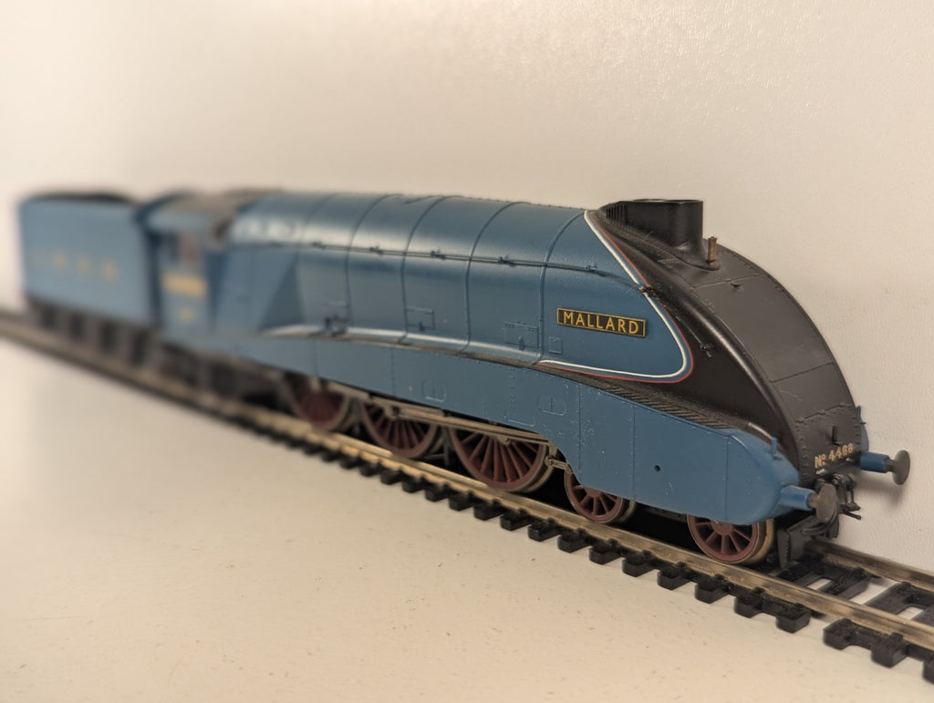 Hornby R2339 DCC Fitted LNER Class A4 Locomotive 'Mallard' 4468 LNER Garter Blue