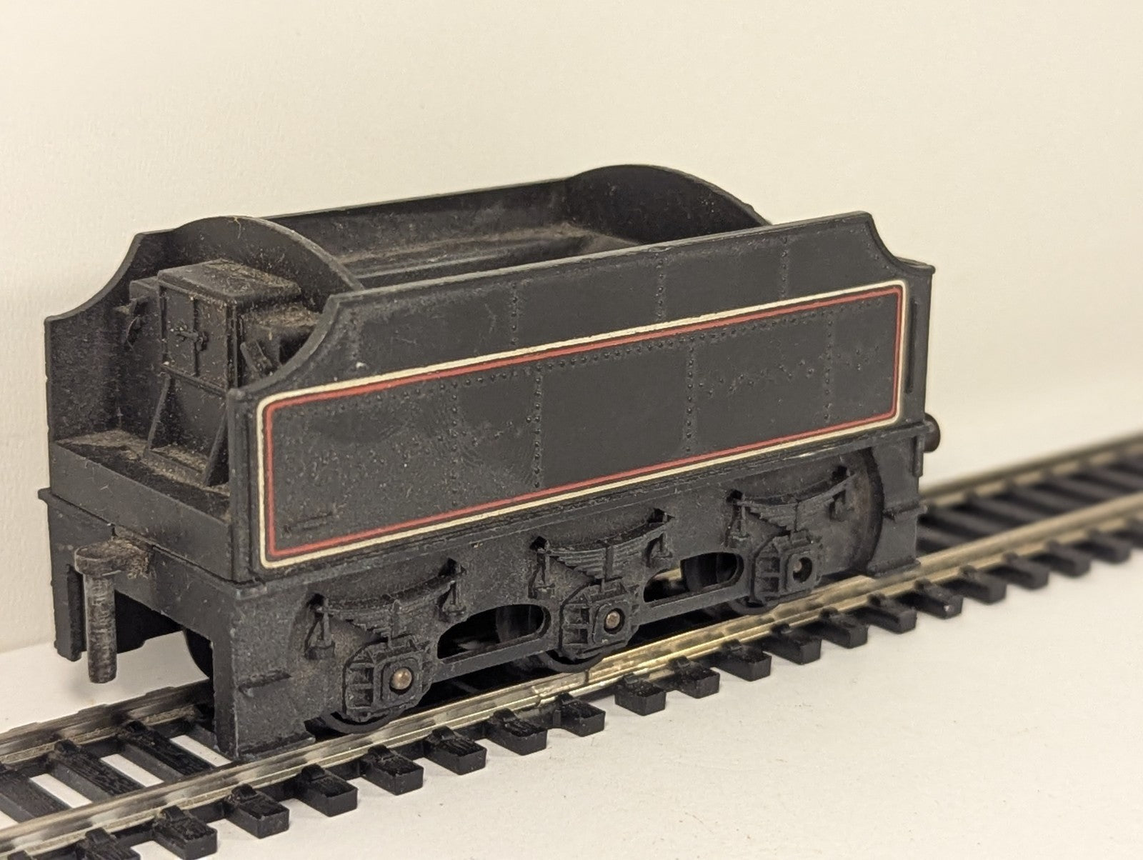 Tri-ang R33 OO Gauge BR Black Class 3F Tender – Missing Crest & Coupling