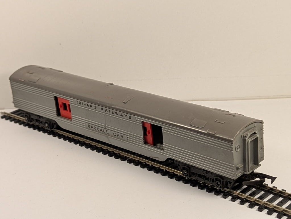 Tri-ang R130 OO Gauge Transcontinental Baggage Car