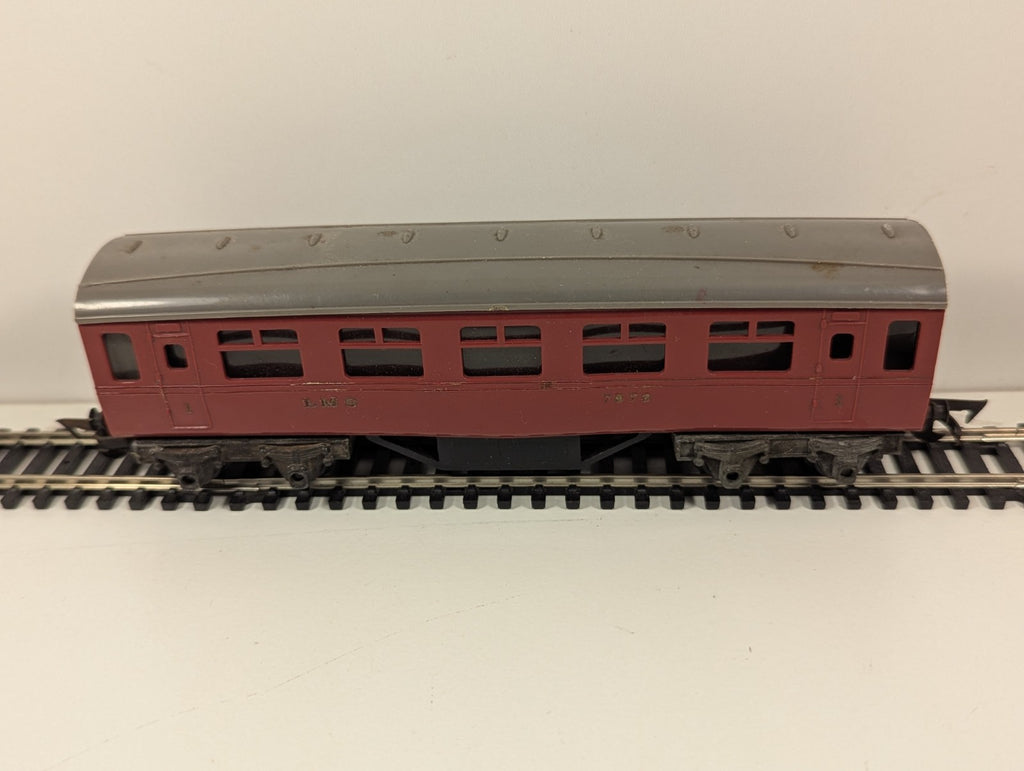 Tri-ang OO Gauge R20 Coach LMS Livery