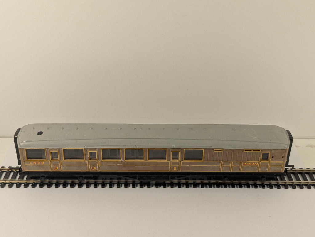 Hornby R1039 OO Gauge LNER Teak Composite Brake End Coach 4236