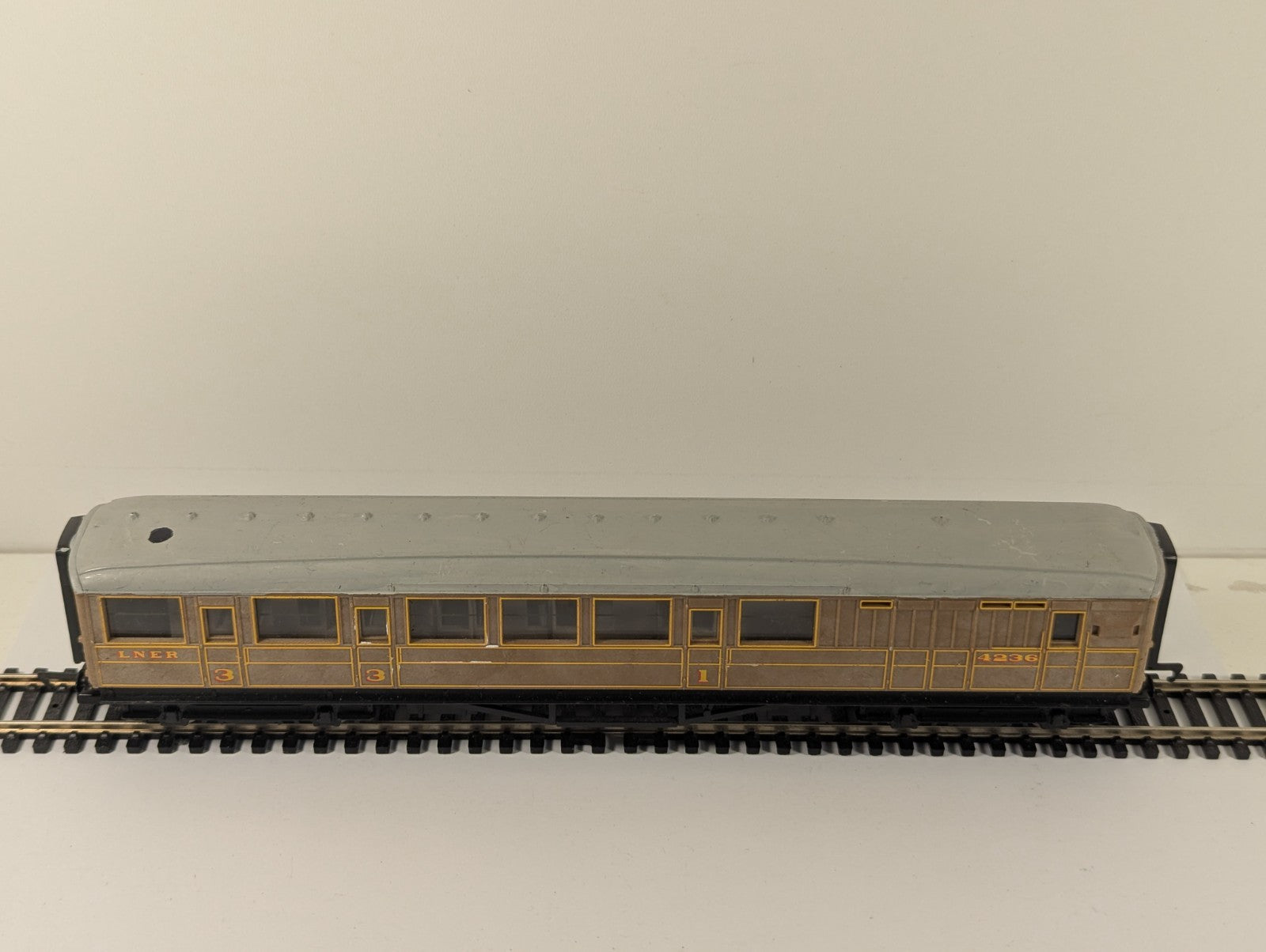 Hornby R1039 OO Gauge LNER Teak Composite Brake End Coach 4236