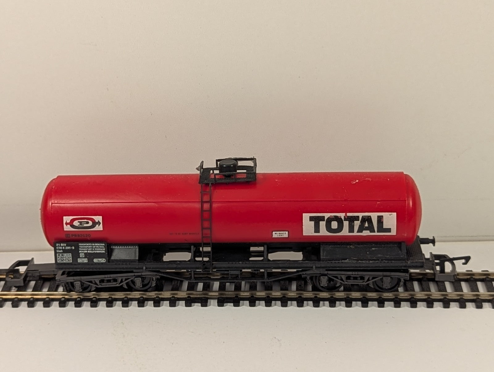 Lima L302909 HO Gauge TOTAL Continental Tank Car