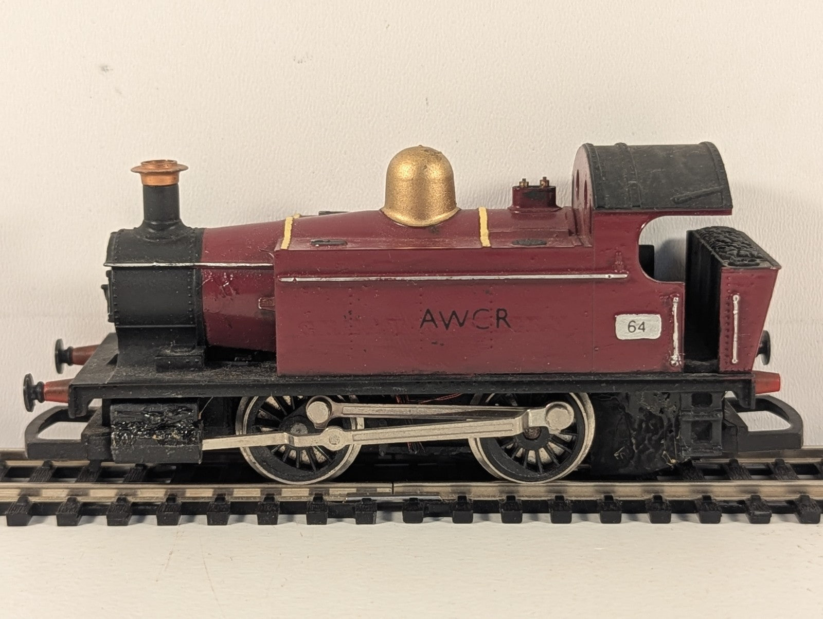 Hornby OO Gauge Holden Class 101 0-4-0T Steam Locomotive Repainted Maroon
