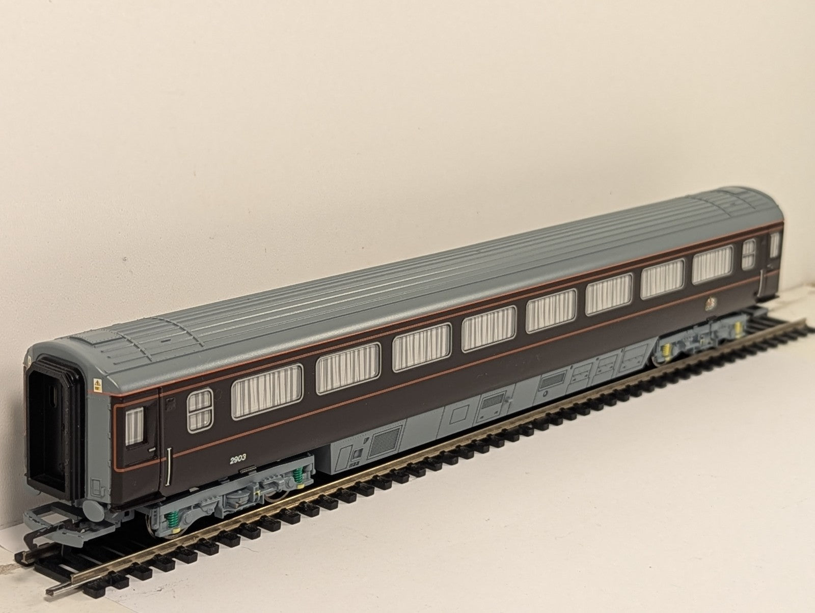 Hornby OO Gauge Royal Train Mk3 Queen's Saloon Coach 2903