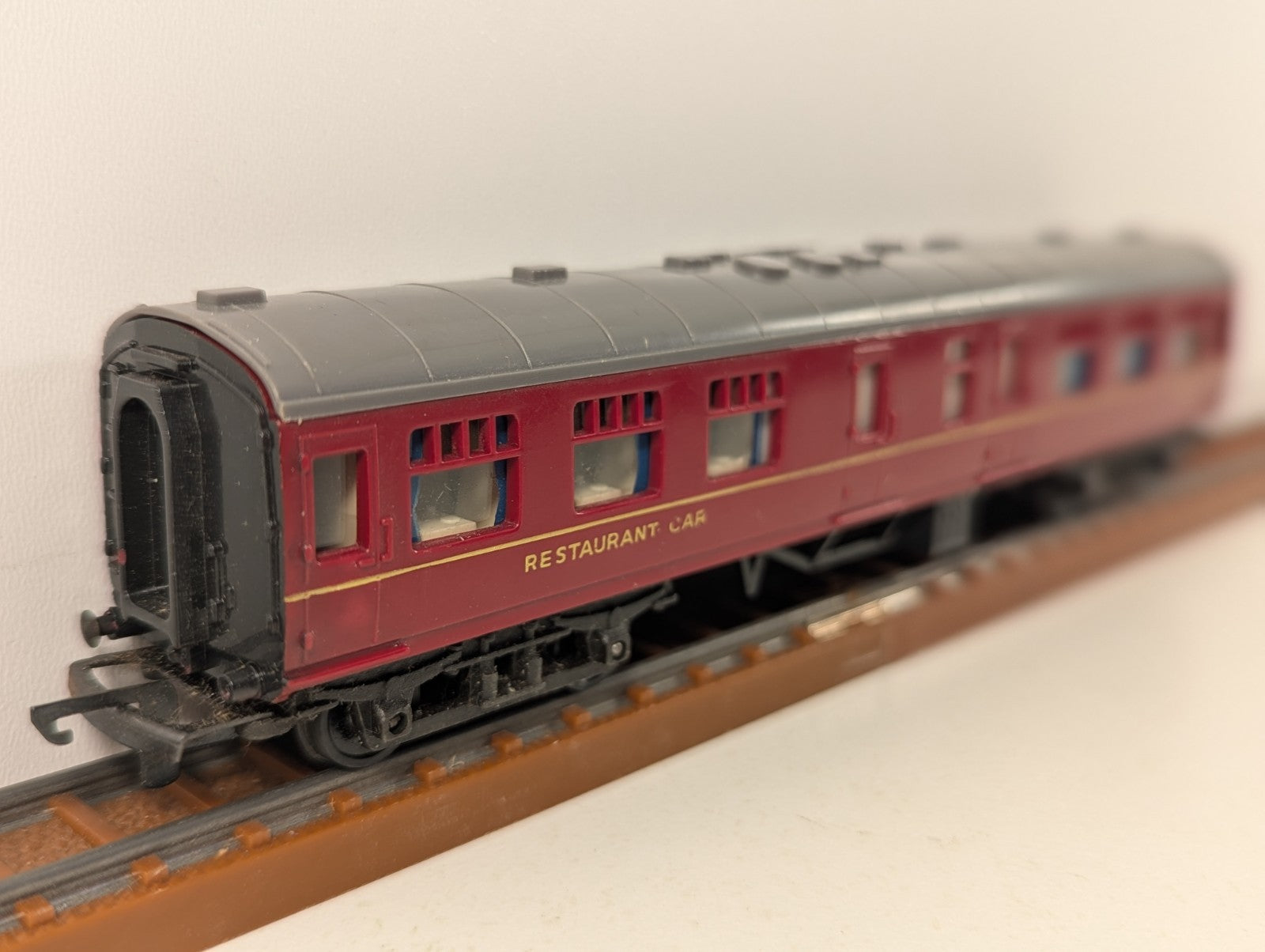 Tri-ang TT Gauge BR Mk1 First Class Restaurant Car