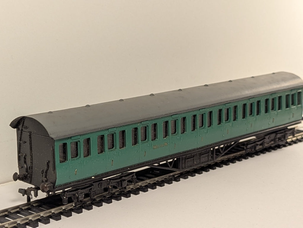 Graham Farish OO Gauge Southern Railway Suburban Coach Green - Missing Coupling